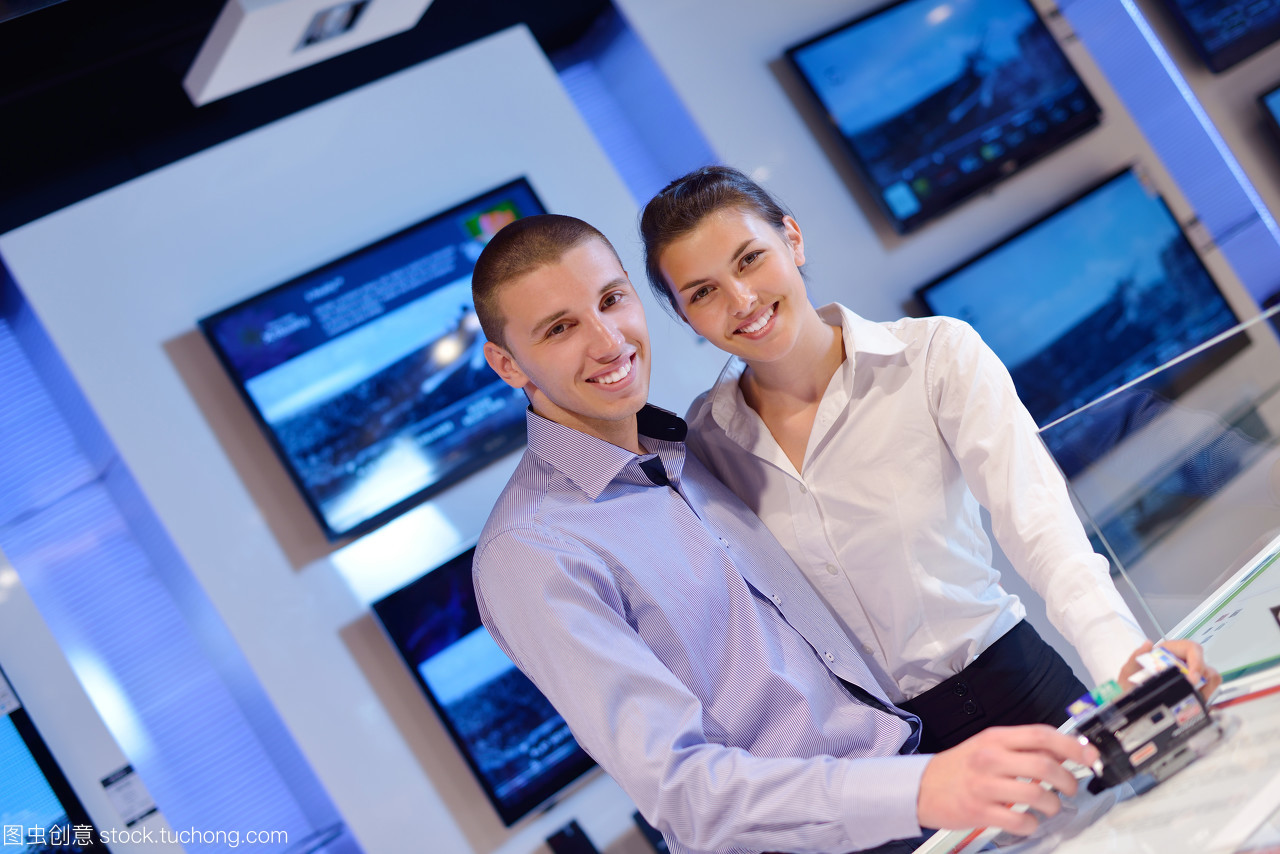 手提電腦,伉儷,筆記本電腦,筆記本,人物,人,電視機,商務(wù),電視,商業(yè),生意業(yè)務(wù),生意,做生意,業(yè)務(wù),技術(shù)院校,高科技,購,女性,女人,買,成年人,成年,購買,相機,購置,照相機,開麥拉,看著,男性,須眉,攝影機,男人,市場,現(xiàn)代,模特,市廛,摩登,新,幫助,新興,新的,全新,服務(wù),擁戴,接濟,侍候,聲援,匡助,幫忙,幫襯,任事,支撐,血漿,純屏電視,肖像,增援,產(chǎn)品,人像,商店,技術(shù),市肆,科技,伴侶,一般零售,白人,白種人,公司,企業(yè),藍色,藍,計算機,消費者,電腦,顧客,家庭,數(shù)字的,數(shù)碼,主顧,平